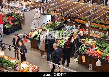 Interno del mercato artigianale Agenskalns recentemente rinnovato, a riga, capitale della Lettonia, nei Balcani, in Europa Foto Stock