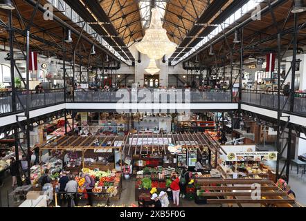 Interno del mercato artigianale Agenskalns recentemente rinnovato, a riga, capitale della Lettonia, nei Balcani, in Europa Foto Stock