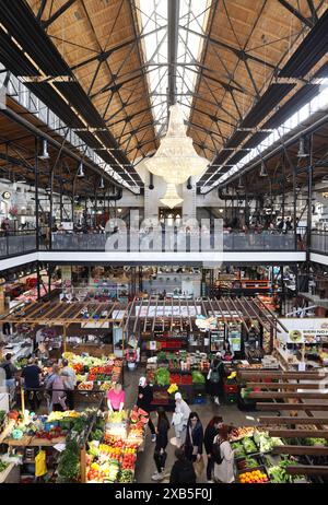 Interno del mercato artigianale Agenskalns recentemente rinnovato, a riga, capitale della Lettonia, nei Balcani, in Europa Foto Stock