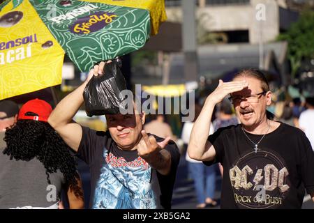 La gente cammina lungo il viale Paulista nel pomeriggio di domenica 9 giugno 2024, a San Paolo, Brasile. São Paolo sembra estate in autunno a São Paolo. (Foto di Faga/Sipa USA) credito: SIPA USA/Alamy Live News Foto Stock