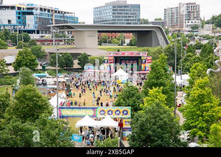 Nashville, Stati Uniti. 9 giugno 2024. Il CMA Fest accoglie migliaia di appassionati di musica country nel centro di Nashville durante il fine settimana. Crediti: Kindell Buchanan/Alamy Live News Foto Stock