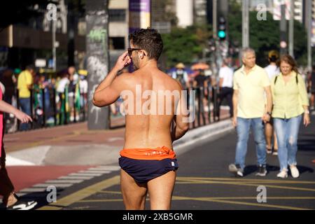 La gente cammina lungo il viale Paulista nel pomeriggio di domenica 9 giugno 2024, a San Paolo, Brasile. São Paolo sembra estate in autunno a São Paolo. (Foto di Faga/Sipa USA) credito: SIPA USA/Alamy Live News Foto Stock