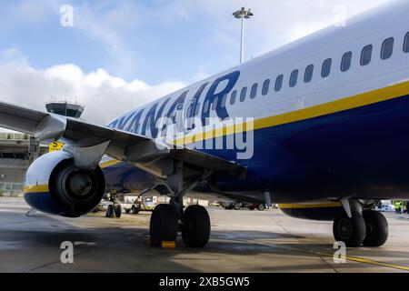 3 gennaio - Porto, Portogallo: Aereo Ryanair bianco-blu-giallo prima del decollo vicino al cielo Foto Stock