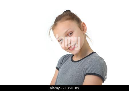 allegro ritratto di preadolescente su sfondo bianco Foto Stock