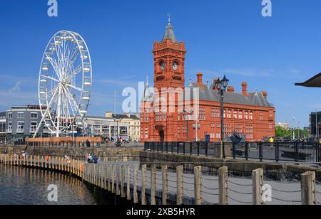 Ferris Wheel e Pierhead Building, Cardiff Bay, Galles Foto Stock