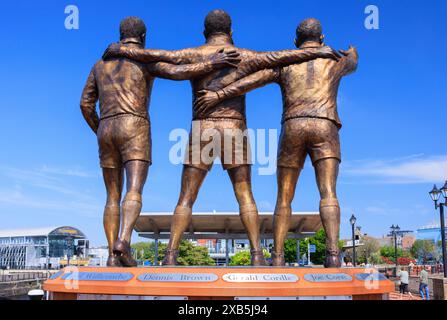 Statua in bronzo di tre leggende del rugby a 13 gallese, Billy Boston, Clive Sullivan e Gus Risman a Landsea Square, Mermaid Quay, Cardiff Bay, galles. Foto Stock