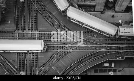 Chicago, Illinois - 4-30-2015: Treni CTA nel centro di Chicago Foto Stock