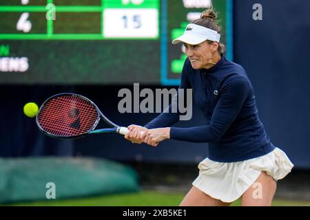 'S-HERTOGENBOSCH, PAESI BASSI - 10 GIUGNO: Bernarda Pera, degli Stati Uniti d'America, gioca un rovescio nella sua partita singola femminile contro Suzan Lamens dei Paesi Bassi il giorno 1 del Libema Open Grass Court Championships all'Autotron del 10 giugno 2024 a 'S-Hertogenbosch, Paesi Bassi (foto di Rene Nijhuis/BSR Agency) credito: Agenzia BSR/Alamy Live News Foto Stock