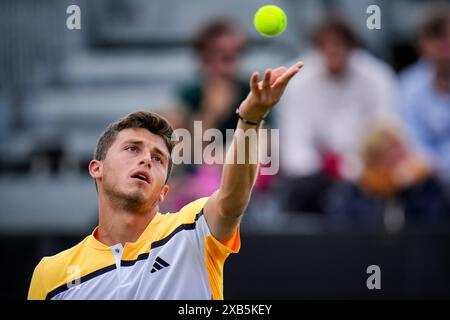 'S-HERTOGENBOSCH, PAESI BASSI - 10 GIUGNO: L'Italia Luca Nardi partecipa al primo turno maschile contro il belga David Goffin il giorno 1 del Libema Open Grass Court Championships all'Autotron il 10 giugno 2024 a 'S-Hertogenbosch, Paesi Bassi (foto di Rene Nijhuis/Agenzia BSR) credito: Agenzia BSR/Alamy Live News Foto Stock