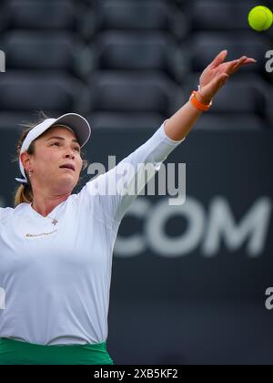 'S-HERTOGENBOSCH, PAESI BASSI - 10 GIUGNO: Donna Vekic della Croazia partecipa al suo match femminile in singolare contro Tamara Korpatsch della Germania il giorno 1 del Libema Open Grass Court Championships all'Autotron il 10 giugno 2024 a 'S-Hertogenbosch, Paesi Bassi (foto di Rene Nijhuis/Agenzia BSR) credito: BSR Agency/Alamy Live News Foto Stock