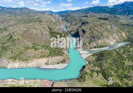 Confluenza dei fiumi Rio Baker e Rio Chacabuco, vista aerea, acqua fangosa del Rio Cochrane si fonde con il torrente glaciale Rio Baker, Patagonia, Cile Foto Stock