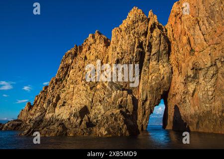 CORSE-DU-SUD (2A) LES CALANQUES DE PIANA (CLASSEES AU PATRIMOINE MONDIAL DE L'UNESCO), AU COUCHER DU SOLEIL Foto Stock