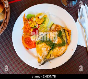 Orata alla griglia condita con pesto servito con insalata di verdure Foto Stock