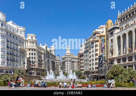 VALENCIA, SPAGNA - 14 APRILE 2024: Fontana in Piazza del Municipio. Piazza del Municipio (Plaza del Ayuntamiento) è un'area spaziosa caratterizzata da un grande giardino Foto Stock