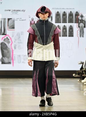 Mostra personale: Liverpool John Moores University e London College for Design & Fashion, Vietnam Catwalk Credit: Vedi li/Picture Capital/Alamy Live News Foto Stock