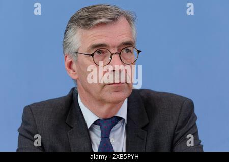 Friedensgutachten 2024 vorgestellt 2024-06-10 Deutschland, Berlin - Bundespressekonferenzzum Friedensgutachten 2024. Im Bild Prof. Dr. Christopher Daase, PRIF - Leibniz-Institut für Friedens- und Konfliktforschung. *** Rapporto di pace 2024 presentato 2024 06 10 Germania, Conferenza stampa federale di Berlino sul rapporto di pace 2024 nella foto Prof Dr Christopher Daase, PRIF Leibniz Institute for Peace and Conflict Research Foto Stock