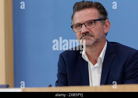 Friedensgutachten 2024 vorgestellt 2024-06-10 Deutschland, Berlin - Bundespressekonferenzzum Friedensgutachten 2024. Im Bild Prof. Dr. Conrad Schetter, Bonn International Centre for Conflict Studies BIIC. *** Rapporto di pace 2024 presentato 2024 06 10 Germania, Conferenza stampa federale di Berlino sul rapporto di pace 2024 nella foto Prof Dr Conrad Schetter, Bonn International Centre for Conflict Studies BIIC Foto Stock