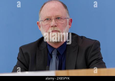 Friedensgutachten 2024 vorgestellt 2024-06-10 Deutschland, Berlin - Bundespressekonferenzzum Friedensgutachten 2024. Im Bild Prof. Dr. Tobias Diebel, Institut für Entwicklung und Frieden INEF der Universität Duisburg-Essen. *** Rapporto di pace 2024 presentato 2024 06 10 Germania, Conferenza stampa federale di Berlino sul rapporto di pace 2024 nella foto Prof Dr Tobias Diebel, Istituto per lo sviluppo e la pace INEF presso l'Università di Duisburg Essen Foto Stock