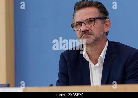 Friedensgutachten 2024 vorgestellt 2024-06-10 Deutschland, Berlin - Bundespressekonferenzzum Friedensgutachten 2024. Im Bild Prof. Dr. Conrad Schetter, Bonn International Centre for Conflict Studies BIIC. *** Rapporto di pace 2024 presentato 2024 06 10 Germania, Conferenza stampa federale di Berlino sul rapporto di pace 2024 nella foto Prof Dr Conrad Schetter, Bonn International Centre for Conflict Studies BIIC Foto Stock