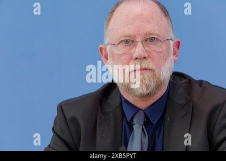 Friedensgutachten 2024 vorgestellt 2024-06-10 Deutschland, Berlin - Bundespressekonferenzzum Friedensgutachten 2024. Im Bild Prof. Dr. Tobias Diebel, Institut für Entwicklung und Frieden INEF der Universität Duisburg-Essen. *** Rapporto di pace 2024 presentato 2024 06 10 Germania, Conferenza stampa federale di Berlino sul rapporto di pace 2024 nella foto Prof Dr Tobias Diebel, Istituto per lo sviluppo e la pace INEF presso l'Università di Duisburg Essen Foto Stock