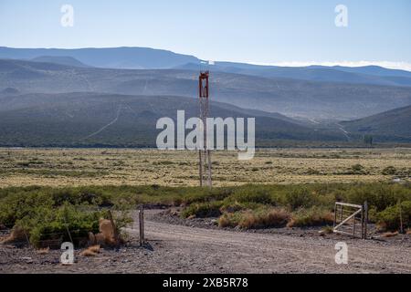 Ingresso dell'attrezzatura di traino nel campo petrolifero. Foto Stock