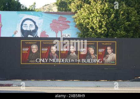 Los Angeles, California, USA 8 giugno 2024 Meryl Streep, Selena Gomez, Steve Martin e Martin Short Only Murders in the Building Billboard su Sunset Blvd l'8 giugno 2024 a Los Angeles, California, USA. Foto di Barry King/Alamy Stock Photo Foto Stock