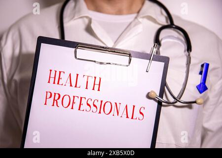 SANITÀ PUBBLICA medico uso computer e attrezzature mediche tutto intorno, desktop vista dall'alto Foto Stock