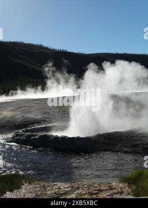 Geyser Cliff lungo Iron Spring Creek nel Black Sand Geyser Basin nel parco nazionale di Yellowstone, Wyoming Foto Stock