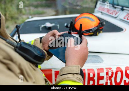 vigile del fuoco che prepara il drone per farlo volare. Foto Stock