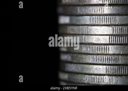 Pila di monete d'argento in primo piano, consistenza di vecchie monete Foto Stock