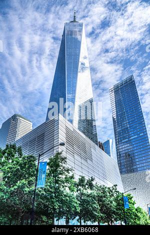 National September 11 Memorial Museum, Brookfield Place, One World Trade Center, Perelman Performing Arts Center, 7 World Trade Center, vista dall'angolo basso Foto Stock