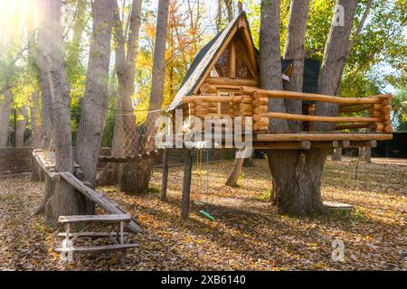 grande casa sull'albero in autunno Foto Stock