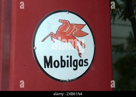Segnaletica vintage per Mobilgas in nuova Zelanda Foto Stock