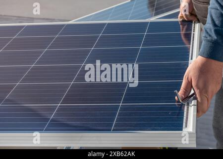 operatore che installa apparecchiature solari in residenza Foto Stock