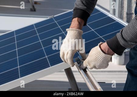 operatore che installa apparecchiature solari in residenza Foto Stock