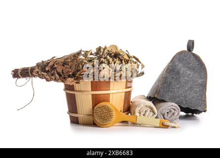 Set di accessori diversi per sauna isolati su sfondo bianco Foto Stock