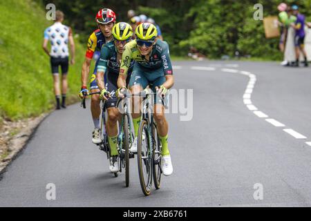 Primoz Rodgic riceve aiuto dal suo compagno di squadra Aleksandr Vlasov sull'ultimo chilometro fino al traguardo. Tappa 6 dell'annuale Critérium du Dauphiné 2024, con partenza ad Hauterives e arrivo a le Collet d'Allevard. . Il Critérium du Dauphiné, prima del 2010 conosciuto come Critérium du Dauphiné Libéré, è una corsa ciclistica su strada annuale nella regione del Delfinato nel sud-est della Francia. La gara si svolge in otto giorni durante la prima metà di giugno. Foto Stock