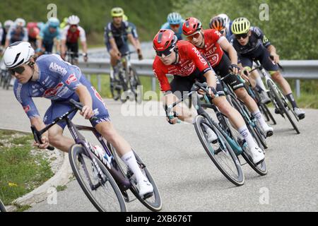 Ottava tappa dell'annuale Critérium du Dauphiné 2024, con partenza a Thônes e arrivo al Plateau des Glières. Il Critérium du Dauphiné, prima del 2010 conosciuto come Critérium du Dauphiné Libéré, è una corsa ciclistica su strada annuale nella regione del Delfinato nel sud-est della Francia. La gara si svolge in otto giorni durante la prima metà di giugno. Foto Stock