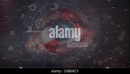 Un primo piano dell'occhio umano con una sovrapposizione dell'interfaccia digitale che mette in risalto la tecnologia futuristica Foto Stock