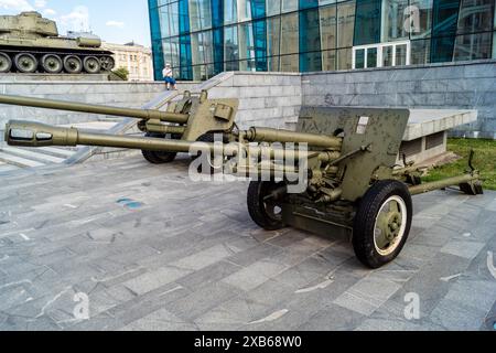 Charkiv, Ucraina, 10 giugno 2024 monumento militare nel centro di Kharkiv. Carri armati e cannoni sono simboli bellici del periodo sovietico e commemorano il Foto Stock