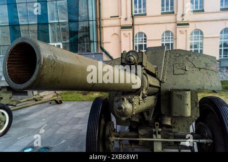 Charkiv, Ucraina, 10 giugno 2024 monumento militare nel centro di Kharkiv. Carri armati e cannoni sono simboli bellici del periodo sovietico e commemorano il Foto Stock