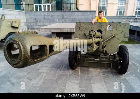 Charkiv, Ucraina, 10 giugno 2024 monumento militare nel centro di Kharkiv. Carri armati e cannoni sono simboli bellici del periodo sovietico e commemorano il Foto Stock