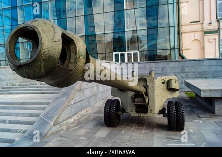 Charkiv, Ucraina, 10 giugno 2024 monumento militare nel centro di Kharkiv. Carri armati e cannoni sono simboli bellici del periodo sovietico e commemorano il Foto Stock