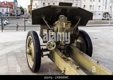 Charkiv, Ucraina, 10 giugno 2024 monumento militare nel centro di Kharkiv. Carri armati e cannoni sono simboli bellici del periodo sovietico e commemorano il Foto Stock