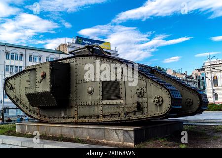 Charkiv, Ucraina, 10 giugno 2024 monumento militare nel centro di Kharkiv. Carri armati e cannoni sono simboli bellici del periodo sovietico e commemorano il Foto Stock