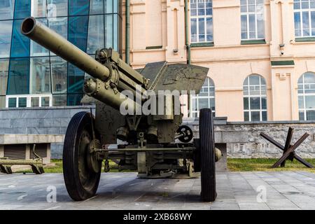 Charkiv, Ucraina, 10 giugno 2024 monumento militare nel centro di Kharkiv. Carri armati e cannoni sono simboli bellici del periodo sovietico e commemorano il Foto Stock