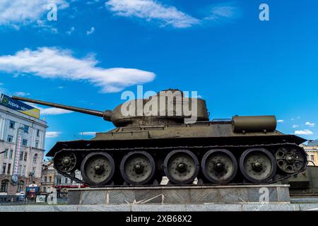 Charkiv, Ucraina, 10 giugno 2024 monumento militare nel centro di Kharkiv. Carri armati e cannoni sono simboli bellici del periodo sovietico e commemorano il Foto Stock