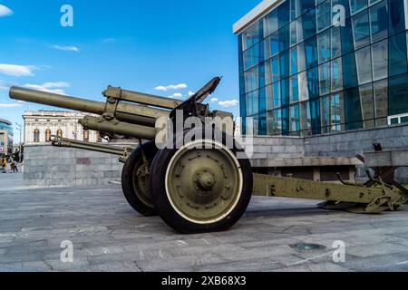 Charkiv, Ucraina, 10 giugno 2024 monumento militare nel centro di Kharkiv. Carri armati e cannoni sono simboli bellici del periodo sovietico e commemorano il Foto Stock