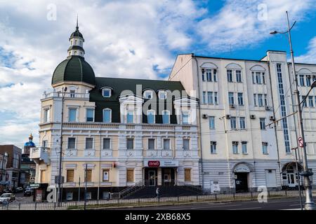 Charkiv, Ucraina, 10 giugno 2024 monumento militare nel centro di Kharkiv. Carri armati e cannoni sono simboli bellici del periodo sovietico e commemorano il Foto Stock