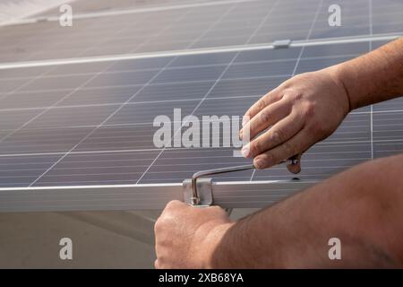 operatore che installa apparecchiature solari in residenza Foto Stock